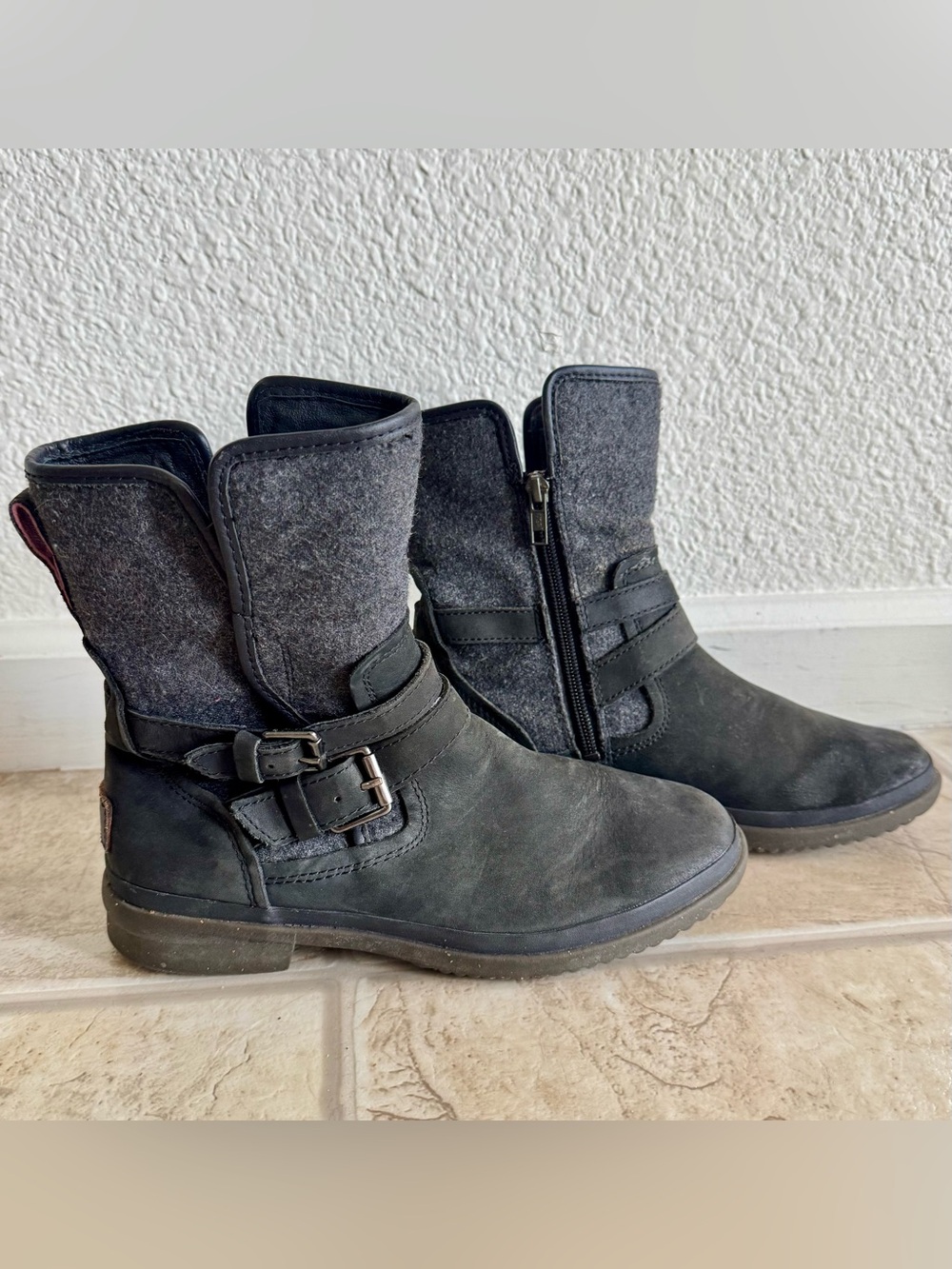 UGG Australia Simmems Charcoal Gray Leather Double Buckle Straps Womens Size 8